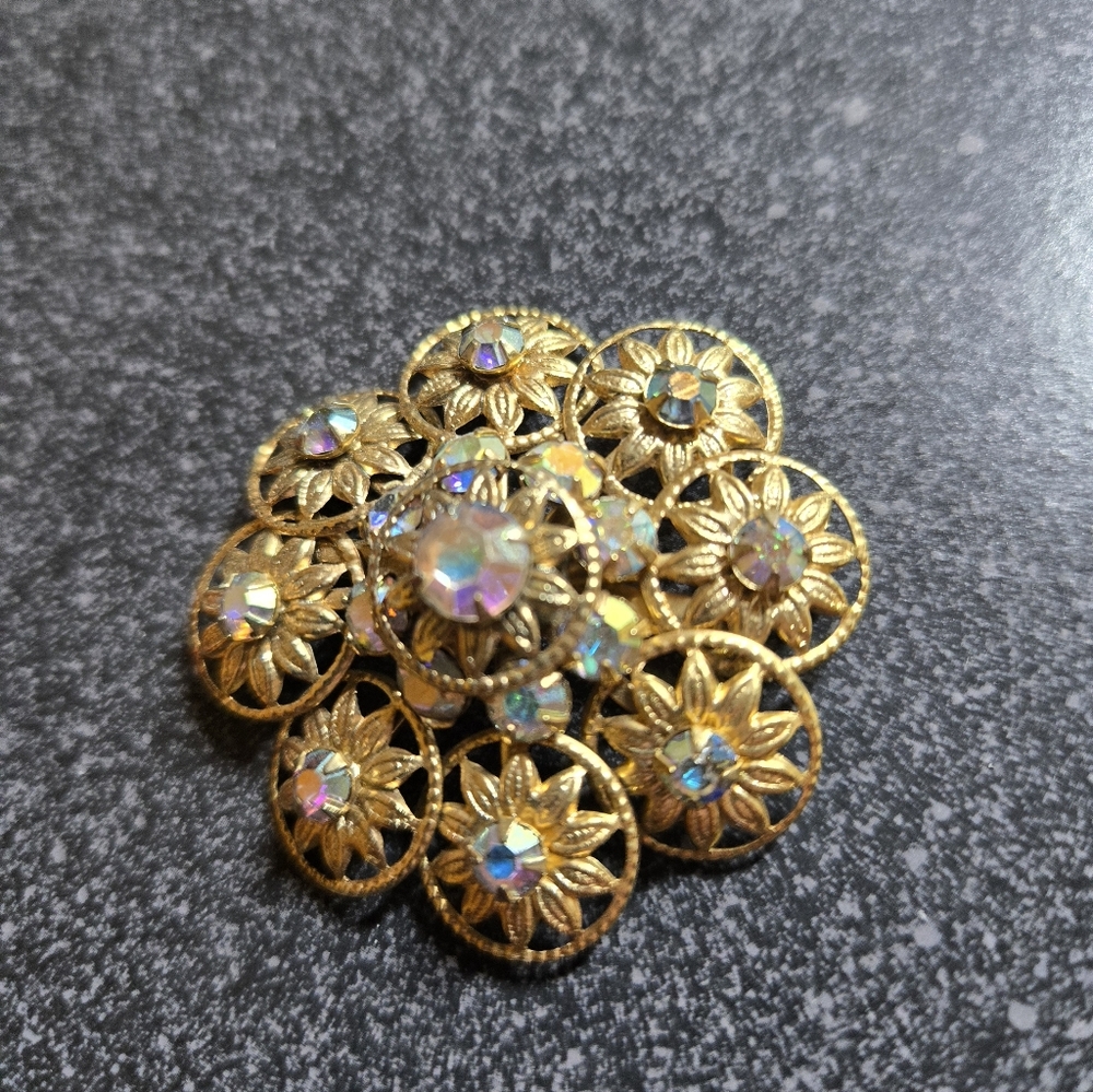 Elegant Gold Floral Brooch